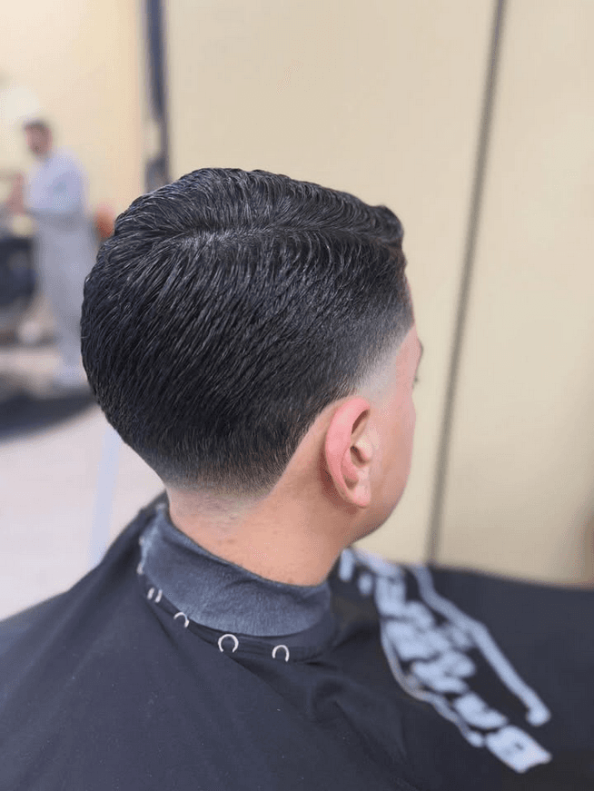 Low taper fade, achter- en zijaanzicht met strak lijnwerk