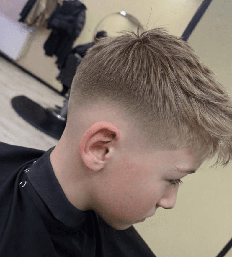 Kind met strakke skin fade en moderne textuur bovenop