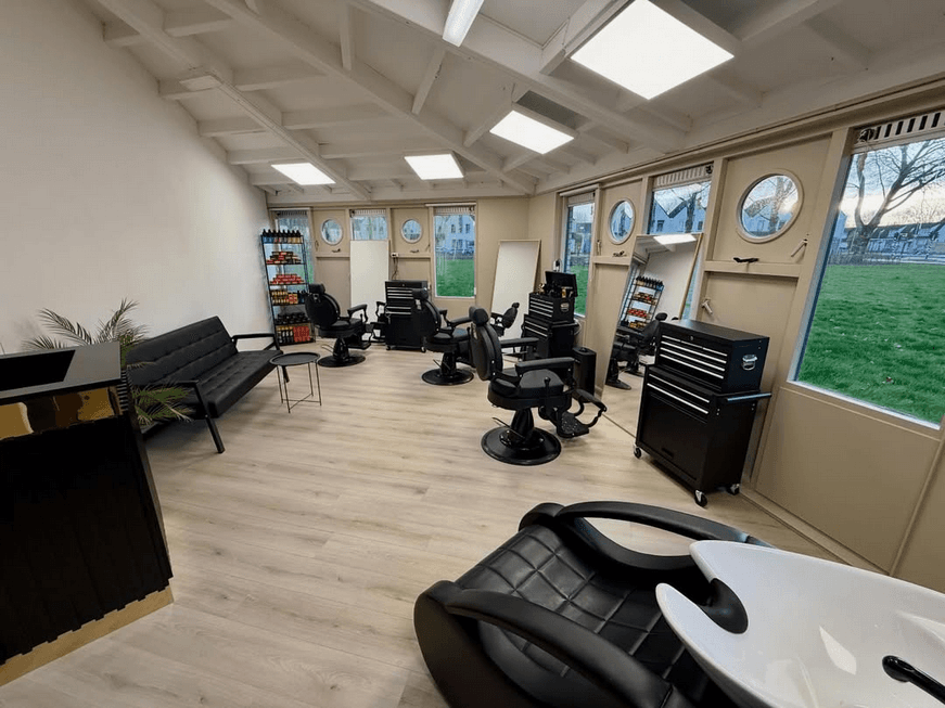 Interieur van Golden Fade Barbers in Almere: moderne werkplek en lichte ruimte